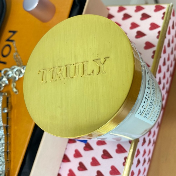 Truly VANILLA baby 🌟🌟 shimmer body butter EUC 6.7 oz - Picture 5 of 16